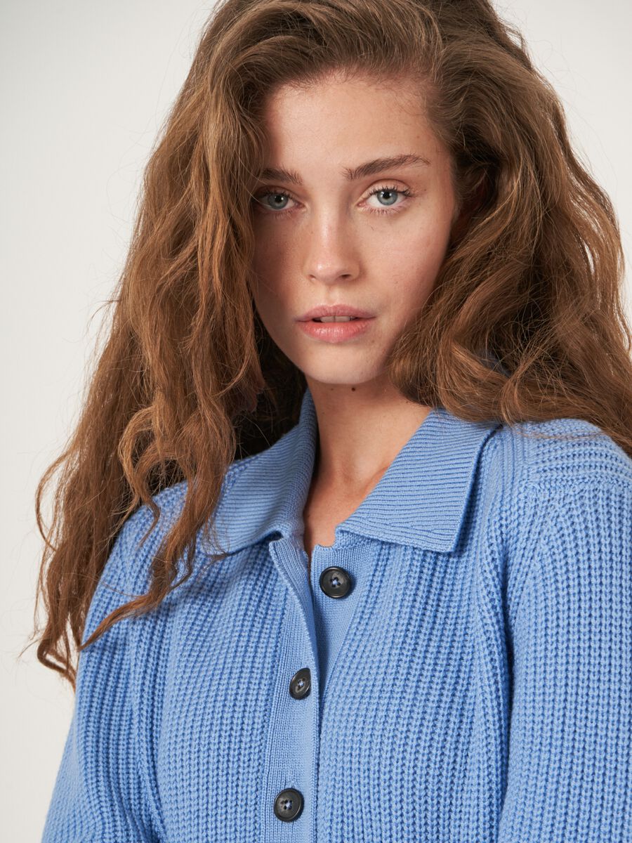 Cardigan côtelé en laine mérinos avec col polo image number 18