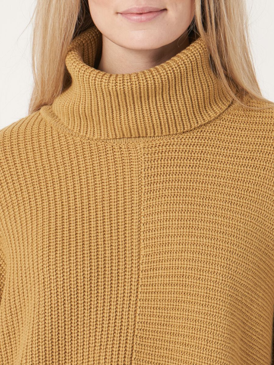 Trui van merinowol met brede rolkraag image number 5