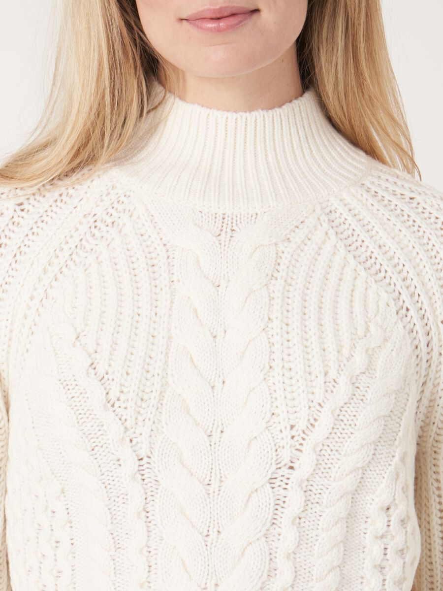 Kabeltrui van merinowol met opstaande kraag image number 3