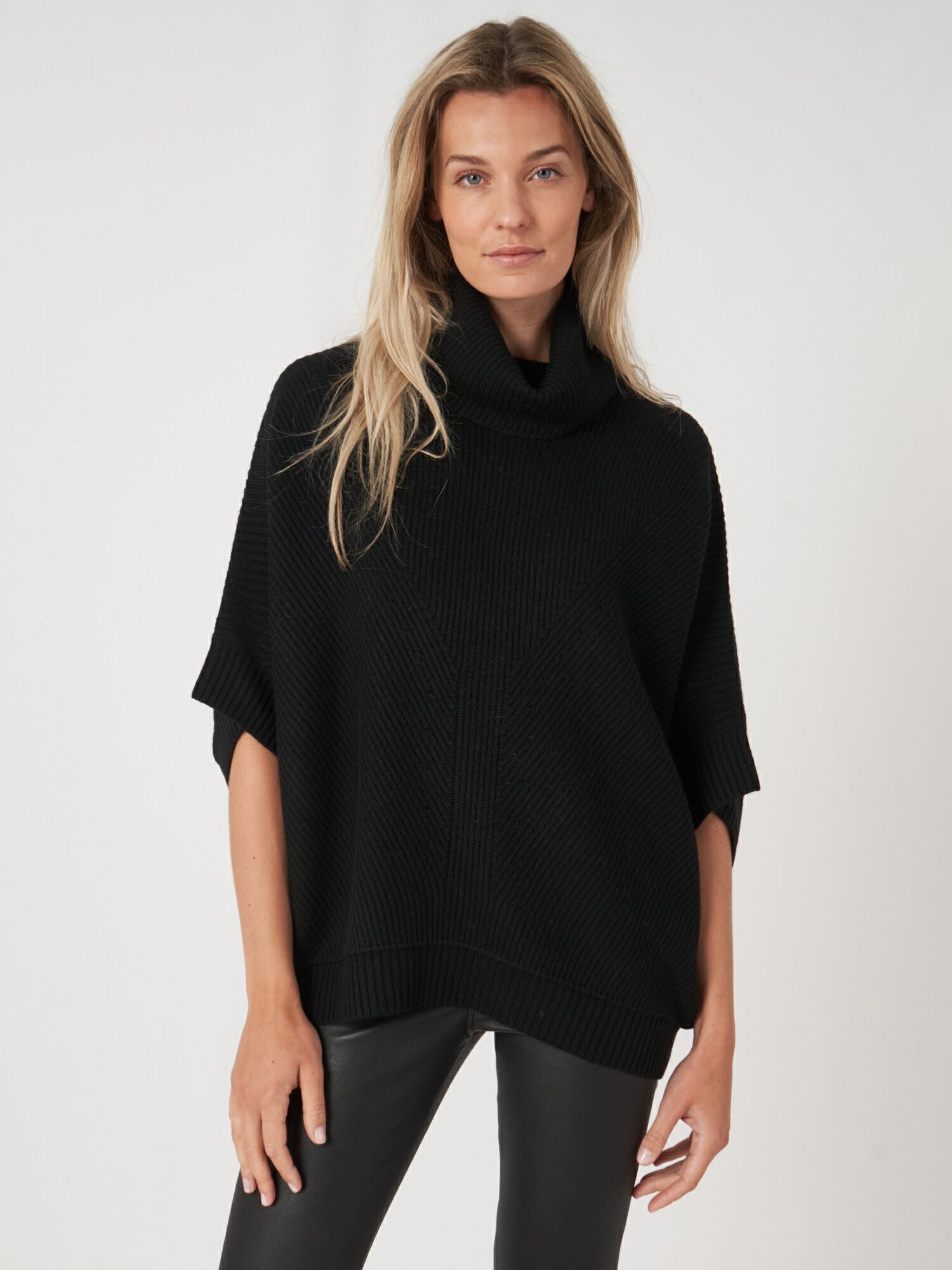 Oversized poncho trui met rolkraag