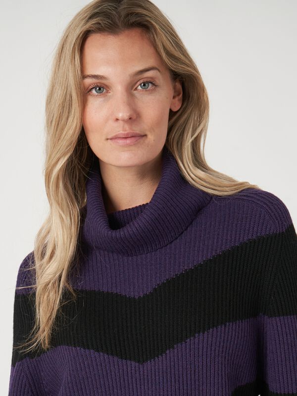 Intarsien Rollkragenpullover mit Chevron Muster image number 3