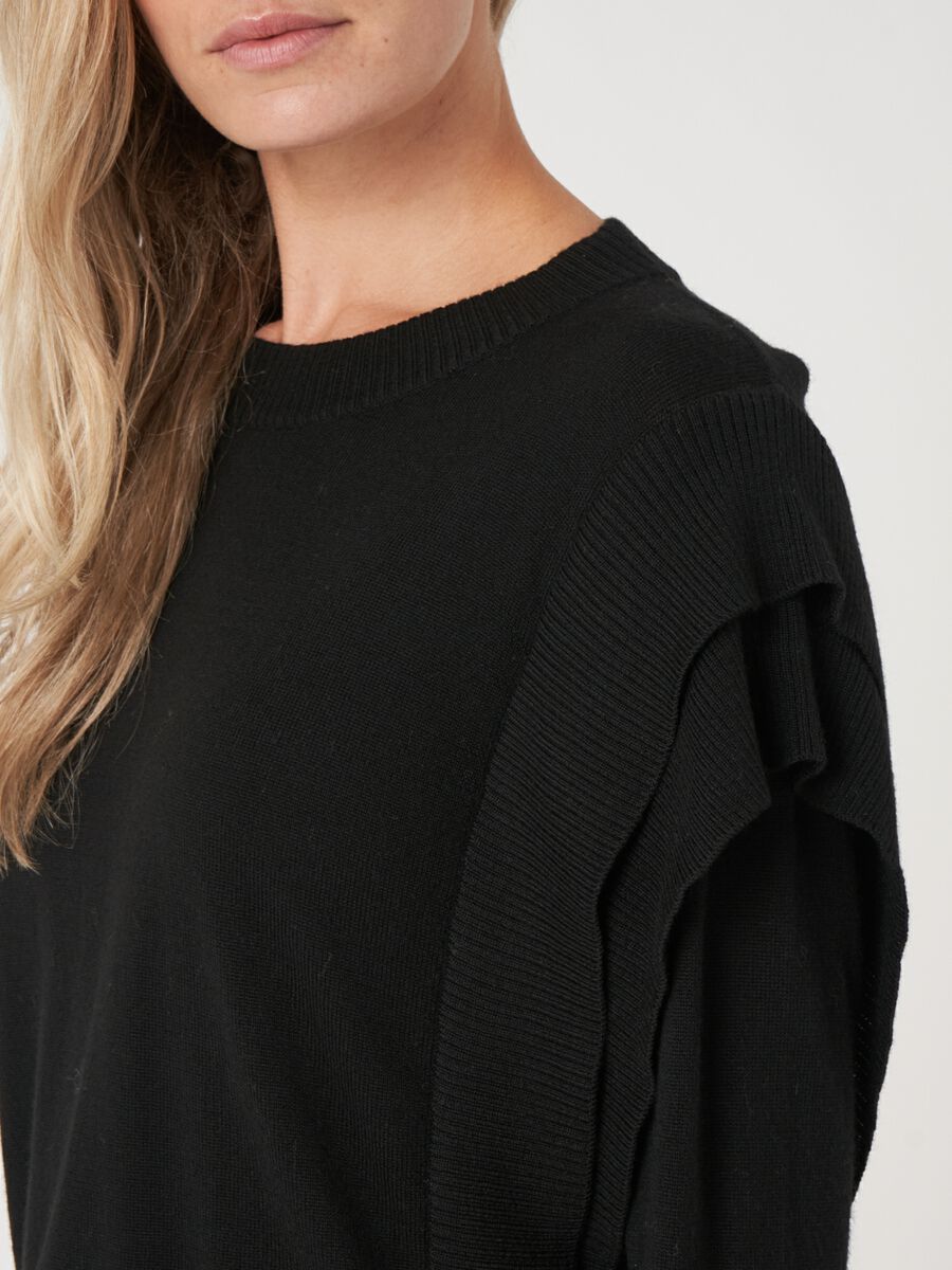 Korte trui met detail aan de schouder image number 2