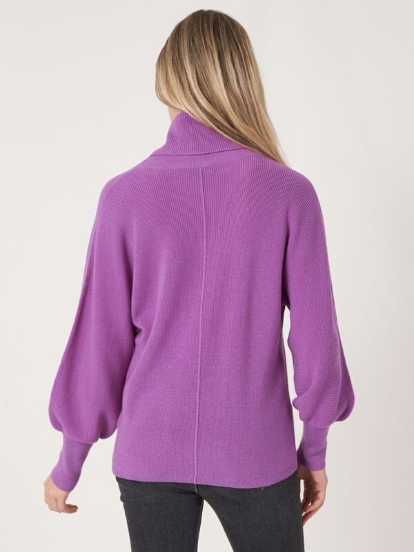 Fijngebreide coltrui met zakje aan de voorkant image number 1