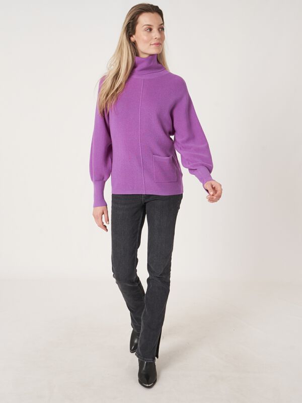 Fijngebreide coltrui met zakje aan de voorkant image number 5