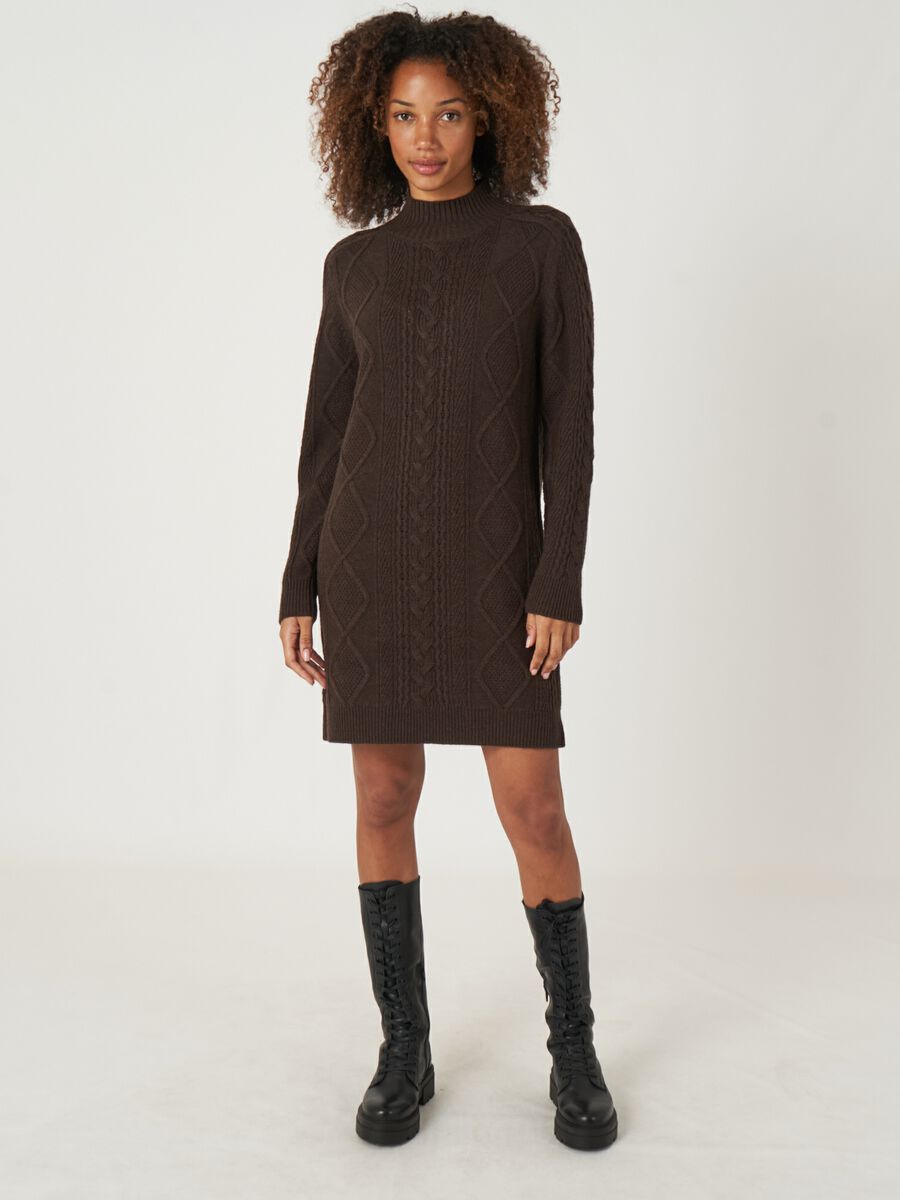 Zopfstrickkleid aus Merinowolle mit Stehkragen image number 11