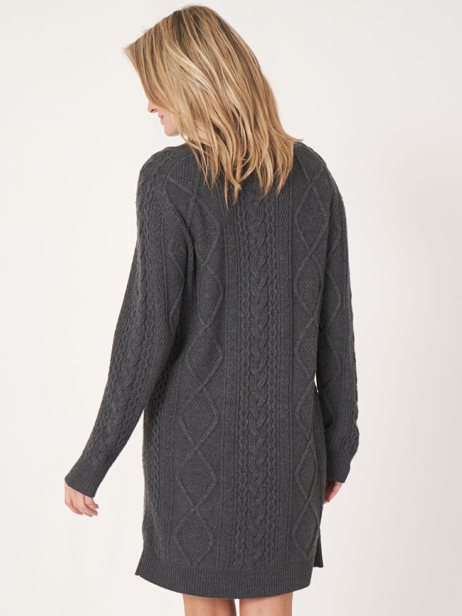 Zopfstrickkleid aus Merinowolle mit Stehkragen image number 13
