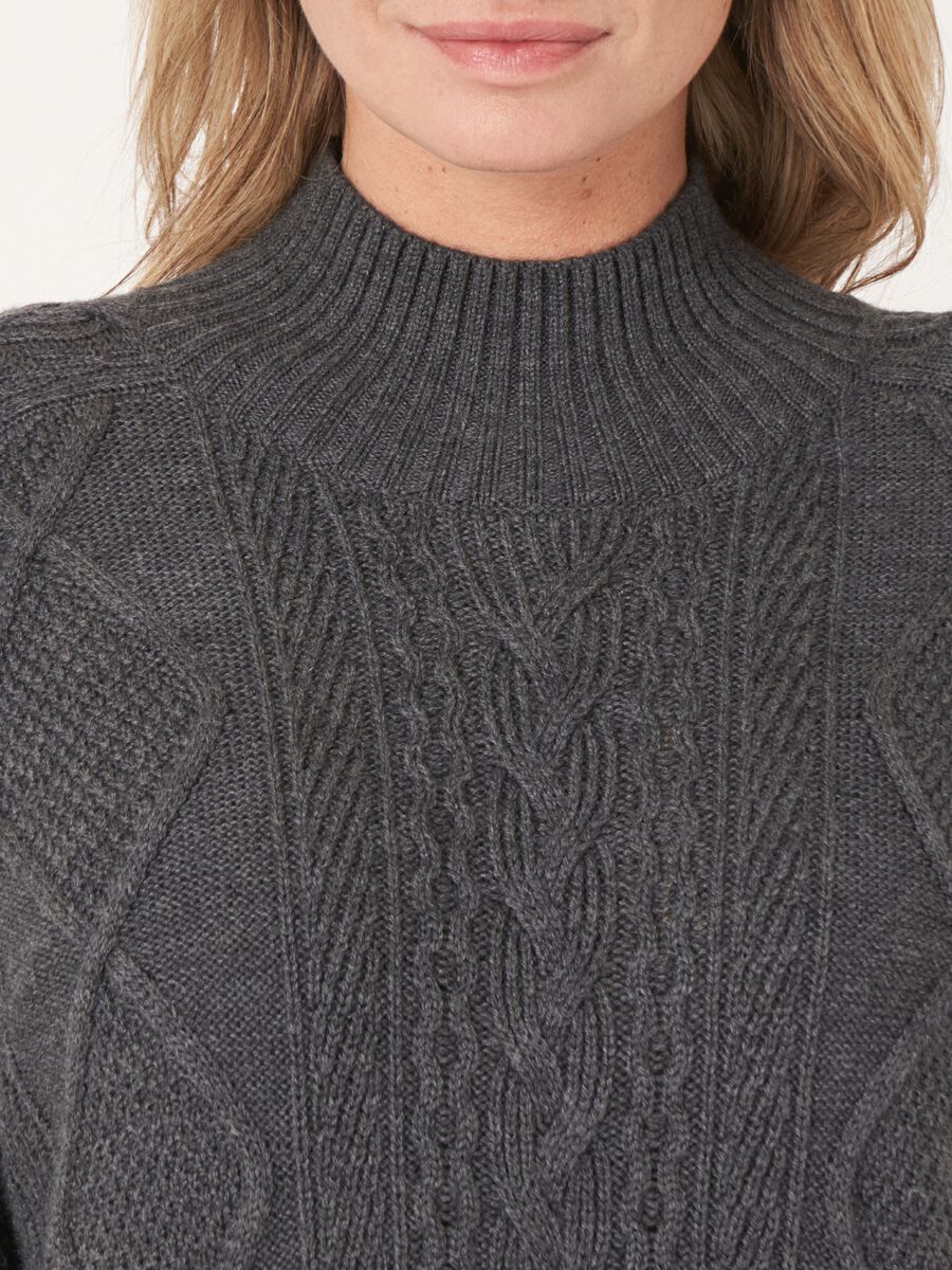 Zopfstrickkleid aus Merinowolle mit Stehkragen image number 14