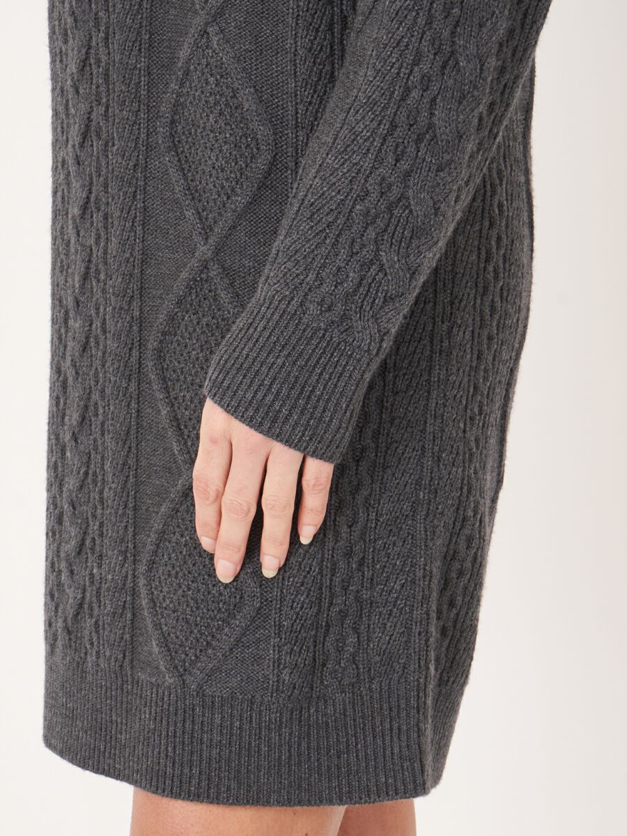 Zopfstrickkleid aus Merinowolle mit Stehkragen image number 15