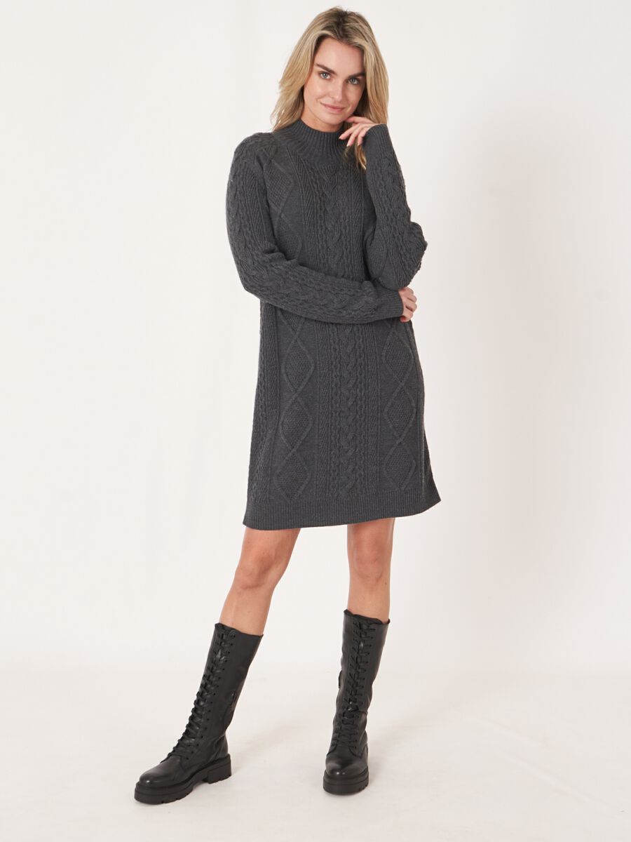 Zopfstrickkleid aus Merinowolle mit Stehkragen image number 16