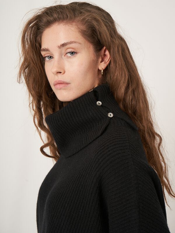 Oversized ponchotrui met rolkraag image number 2