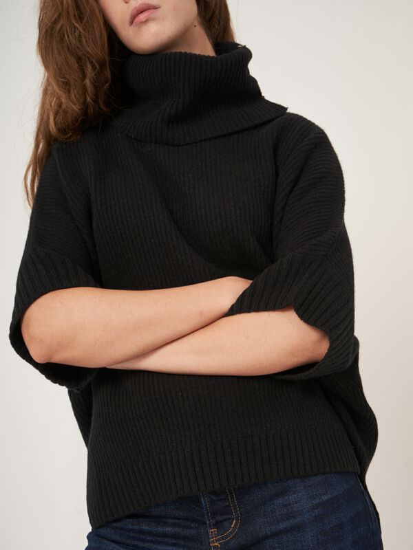 Oversized ponchotrui met rolkraag image number 4