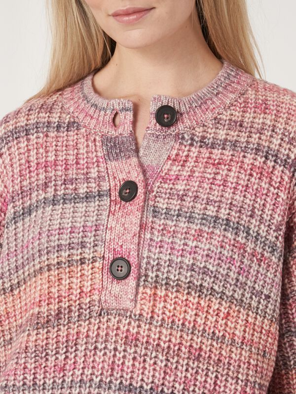 Pull space dye à encolure boutonnée image number 5