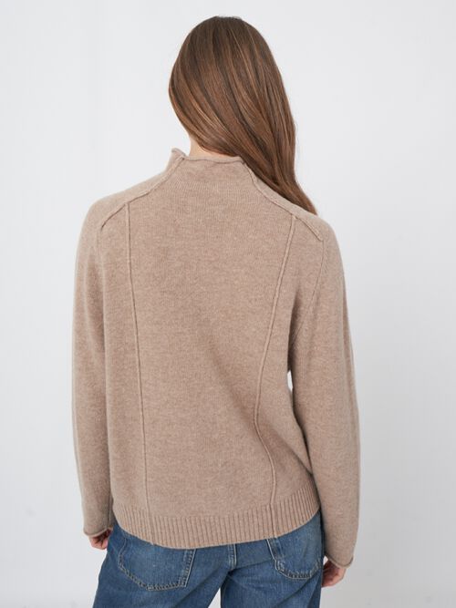 Pull en laine avec coutures visibles