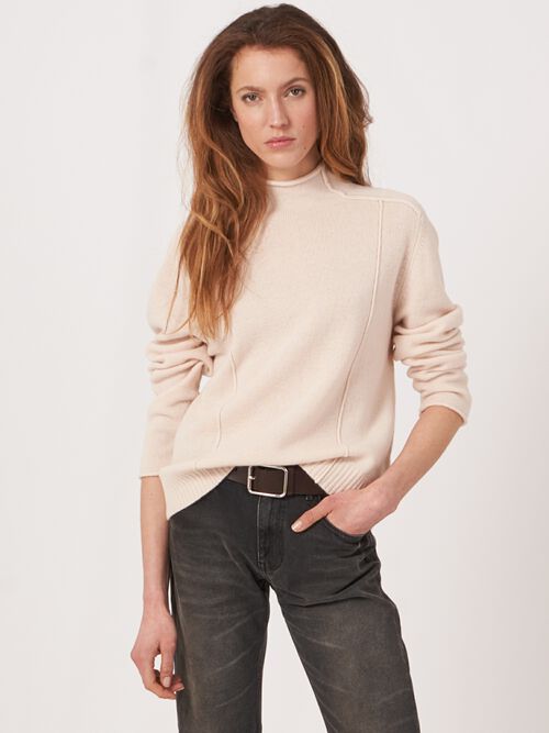 Pull en laine avec coutures visibles