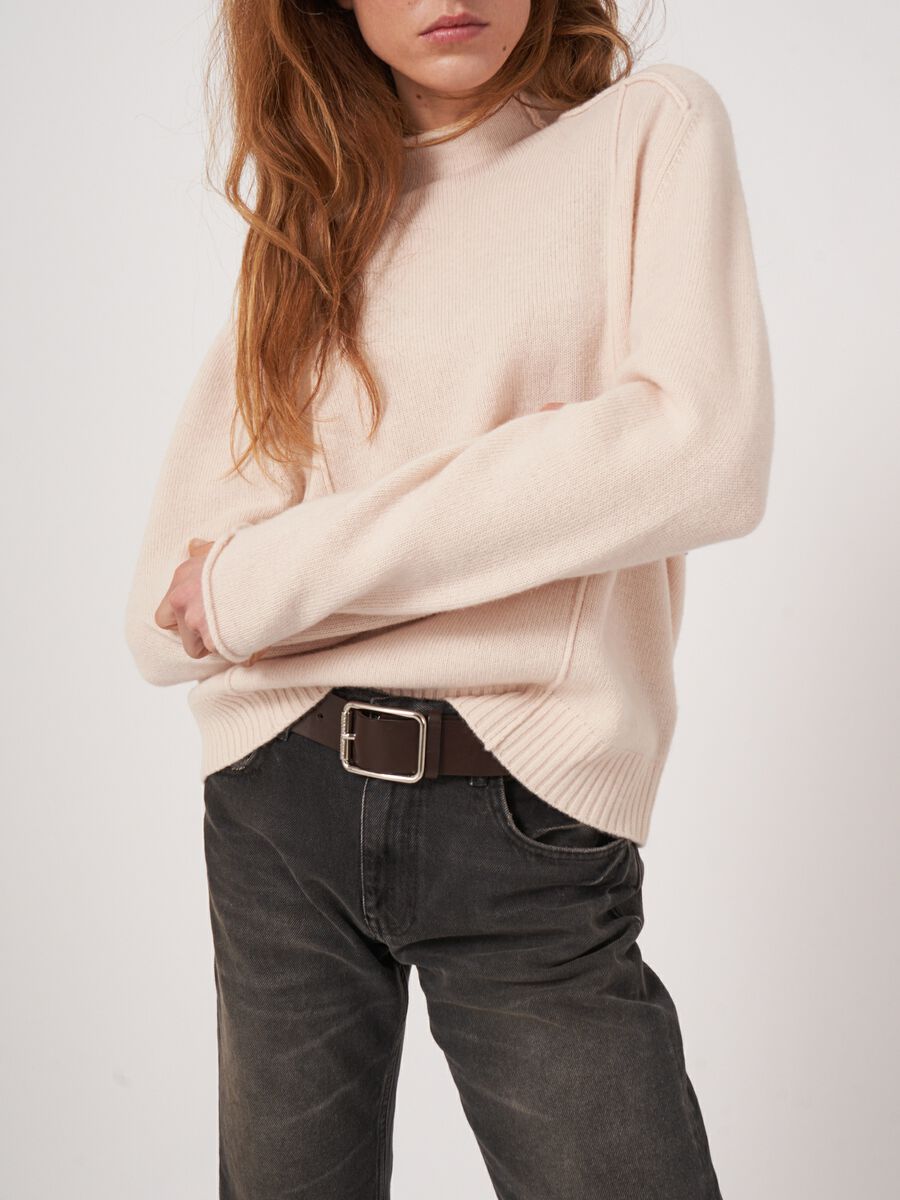 Pull en laine avec coutures visibles image number 3