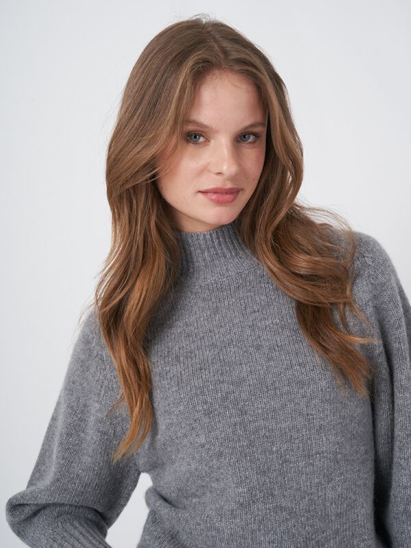 Pull en laine avec col montant côtelé image number 3