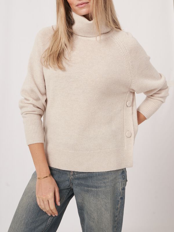 Turtleneck sweater with buttoned sides image number 3