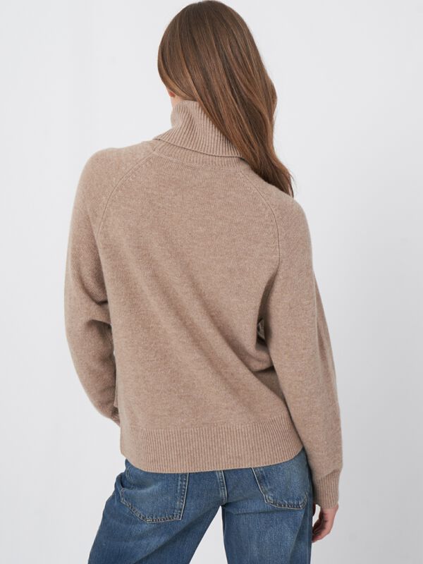 Pull à col roulé avec côtés boutonnés image number 4