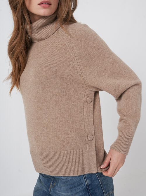 Rollkragenpullover mit geknöpften Seiten