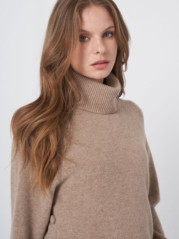 Pull à col roulé avec côtés boutonnés image number 3