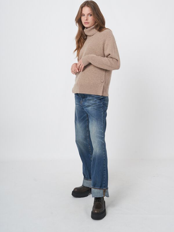 Pull à col roulé avec côtés boutonnés image number 2