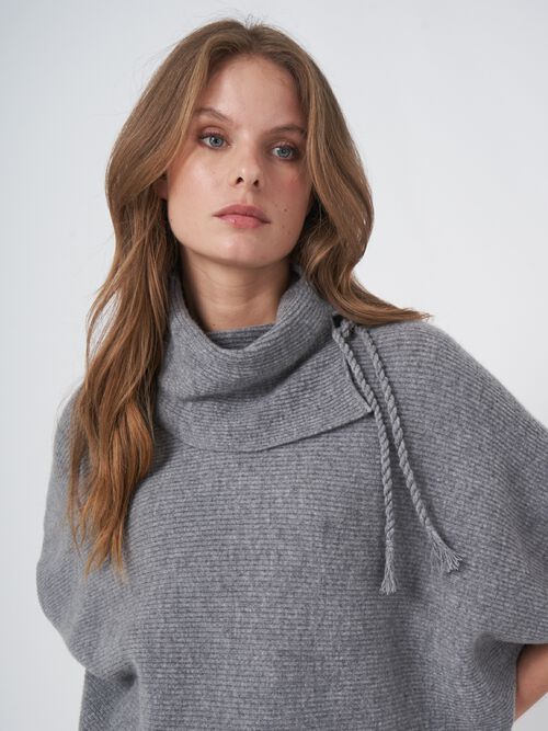 Poncho côtelé avec large col roulé
