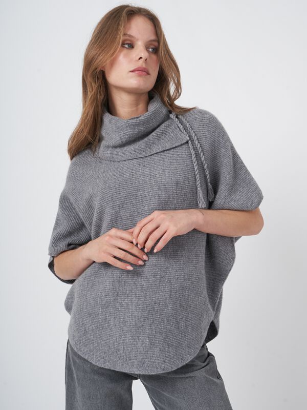 Wollen ribgebreide poncho met wijde rolkraag image number 2