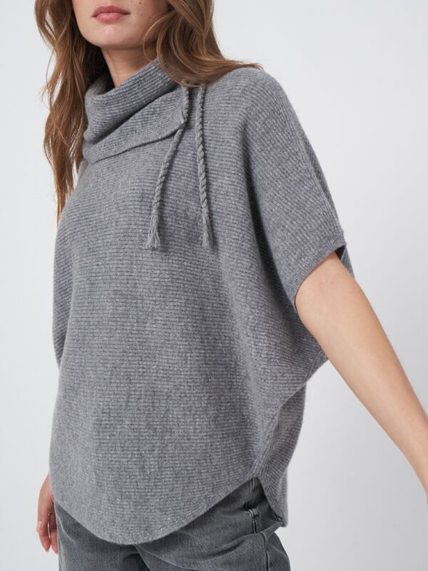 Wollen ribgebreide poncho met wijde rolkraag image number 4