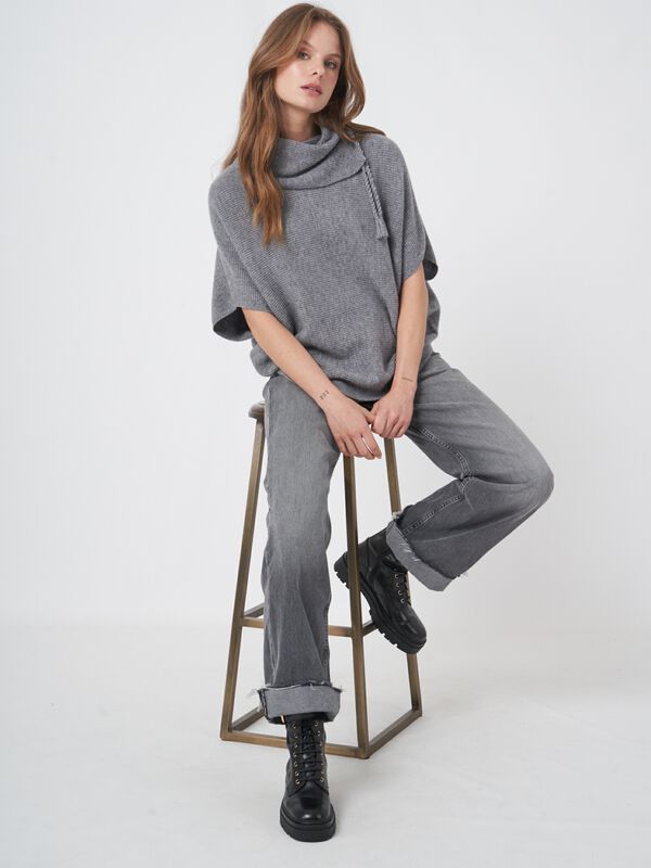 Wollen ribgebreide poncho met wijde rolkraag image number 3