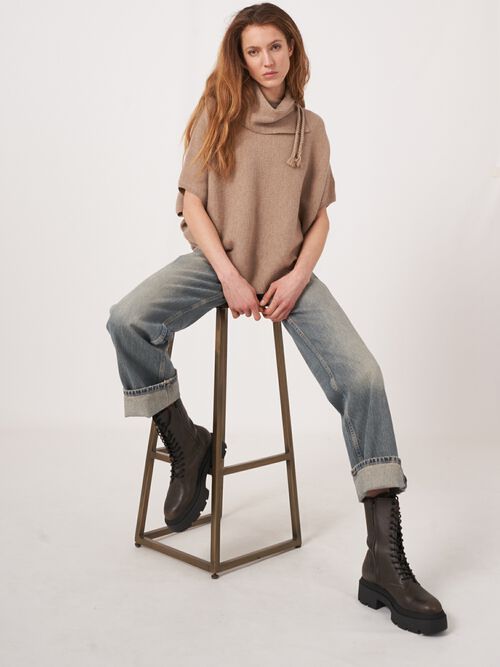 Poncho côtelé avec large col roulé