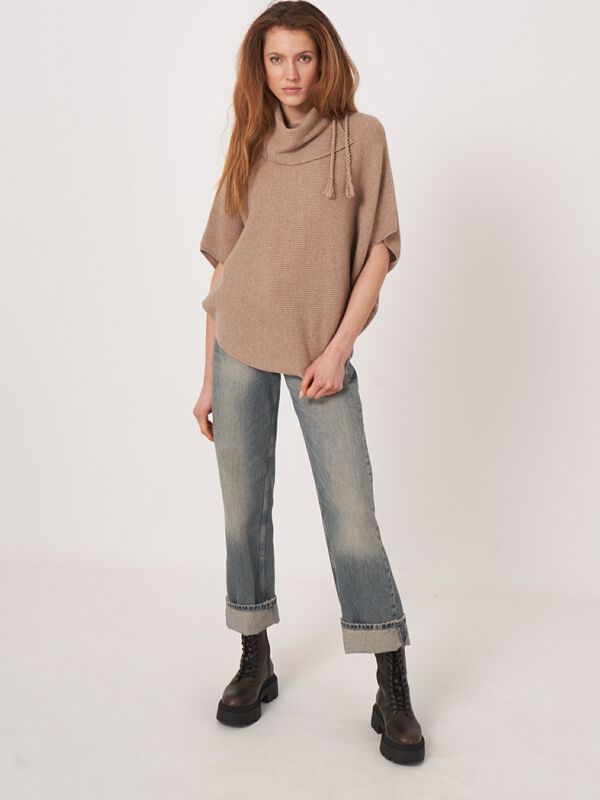 Wollen ribgebreide poncho met wijde rolkraag image number 3