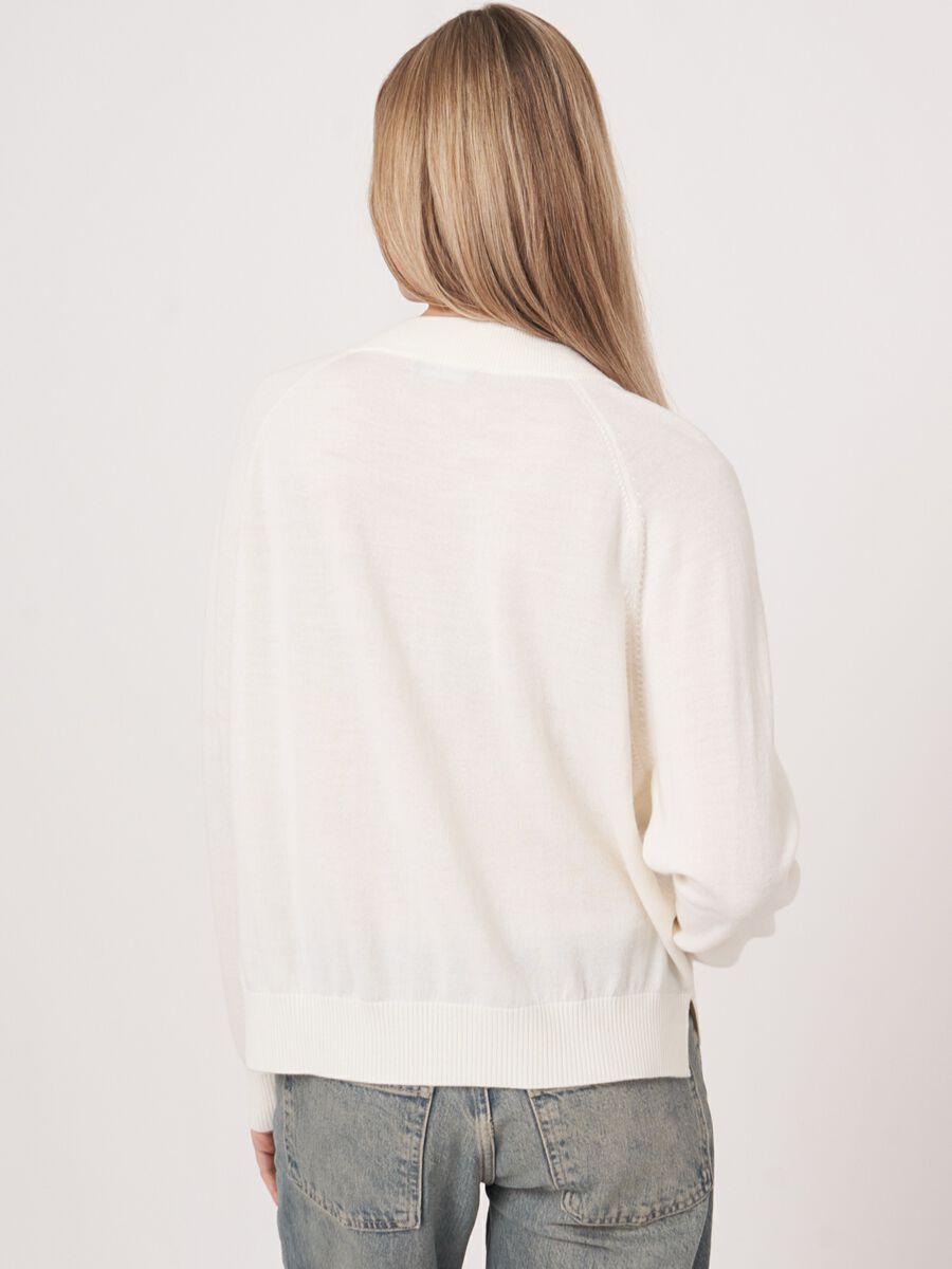 Merinowollpullover mit breitem geripptem V-Ausschnitt image number 3