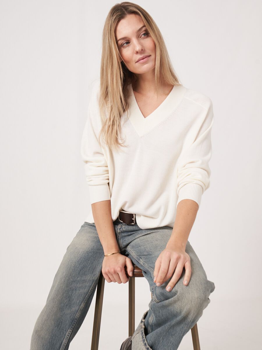 Merinowollpullover mit breitem geripptem V-Ausschnitt image number 2