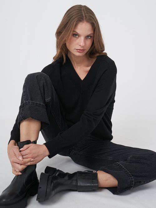 Merino wollen trui met brede geribde V-hals