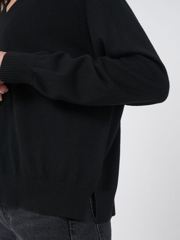 Merino wool sweater with wide ribbed V-neck image number 3