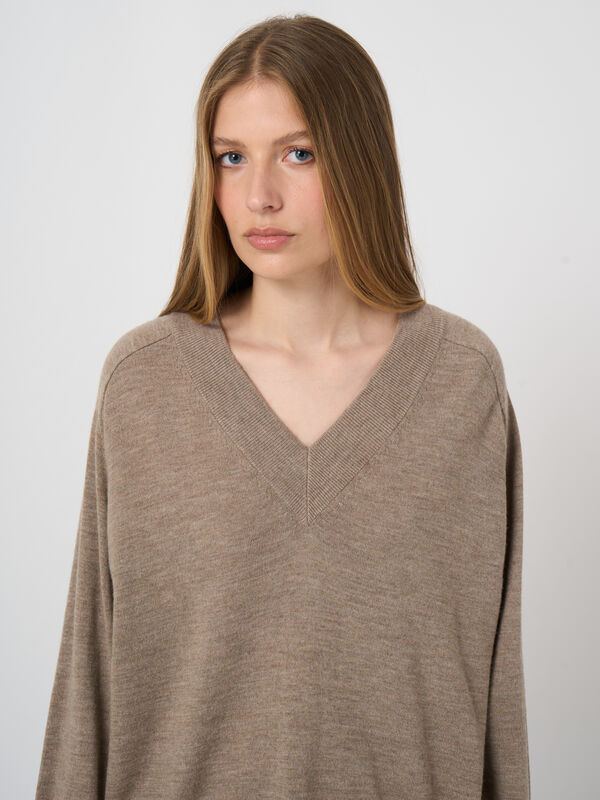 Merinowollpullover mit breitem geripptem V-Ausschnitt image number 0