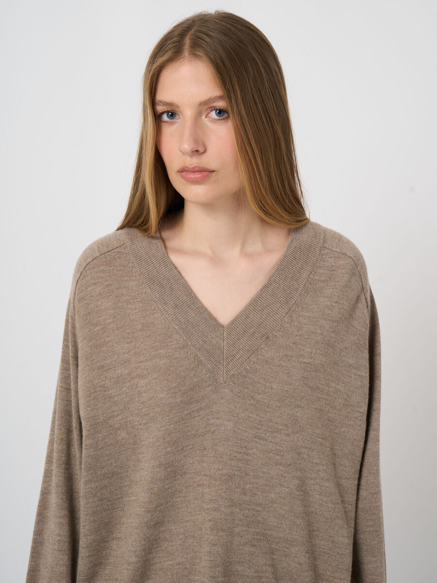 Merinowollpullover mit breitem geripptem V-Ausschnitt image number 0