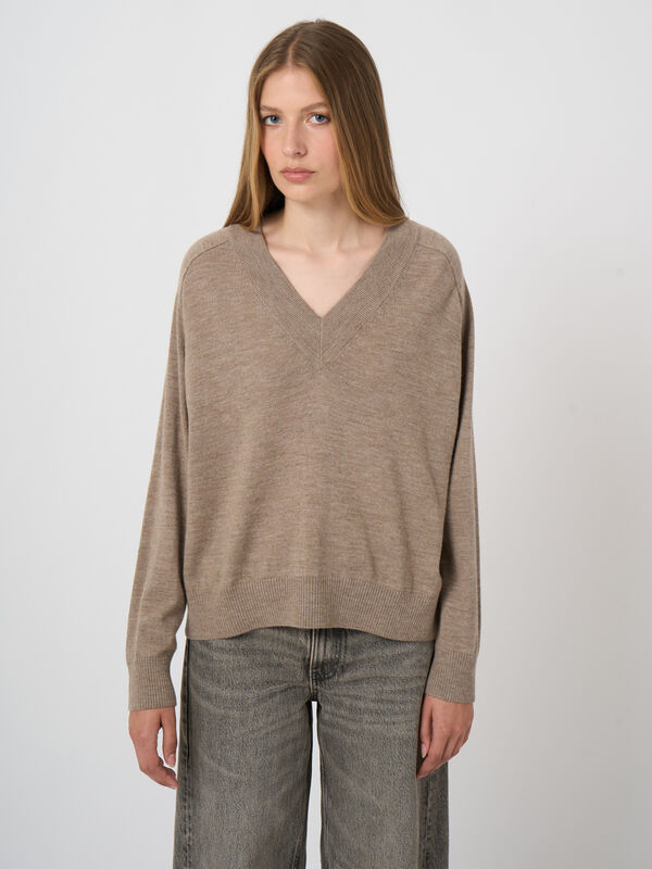 Merinowollpullover mit breitem geripptem V-Ausschnitt image number 1