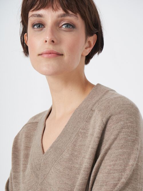 Merinowollpullover mit breitem geripptem V-Ausschnitt