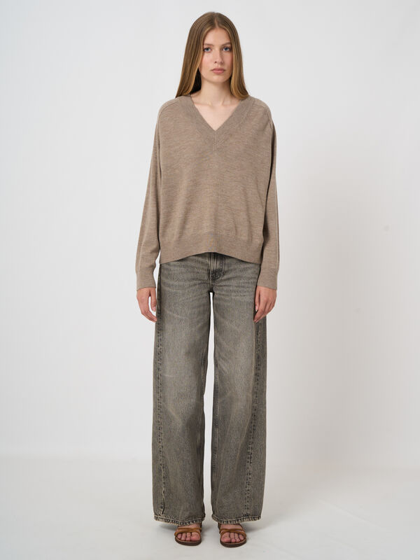 Merinowollpullover mit breitem geripptem V-Ausschnitt image number 2