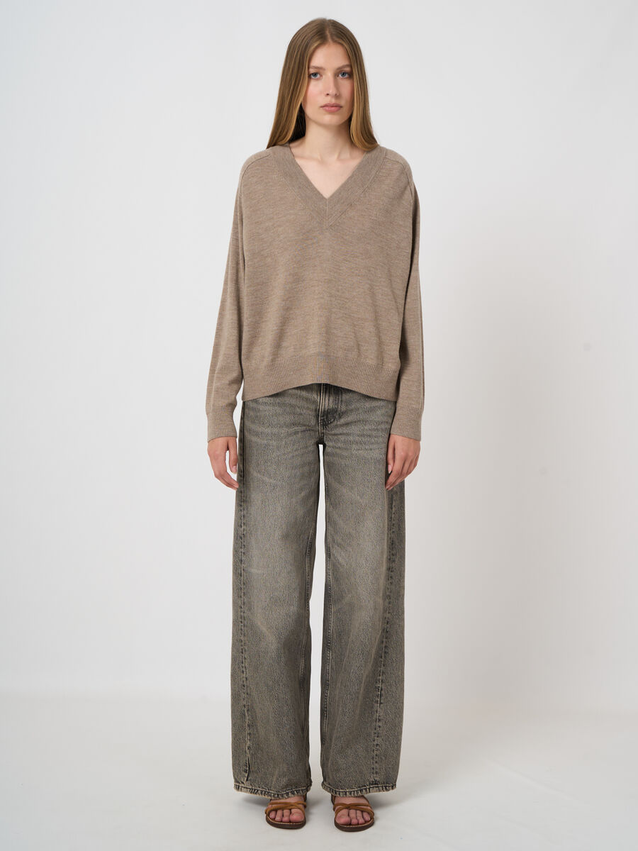 Merinowollpullover mit breitem geripptem V-Ausschnitt image number 2