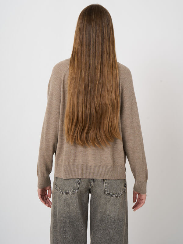 Merinowollpullover mit breitem geripptem V-Ausschnitt image number 3