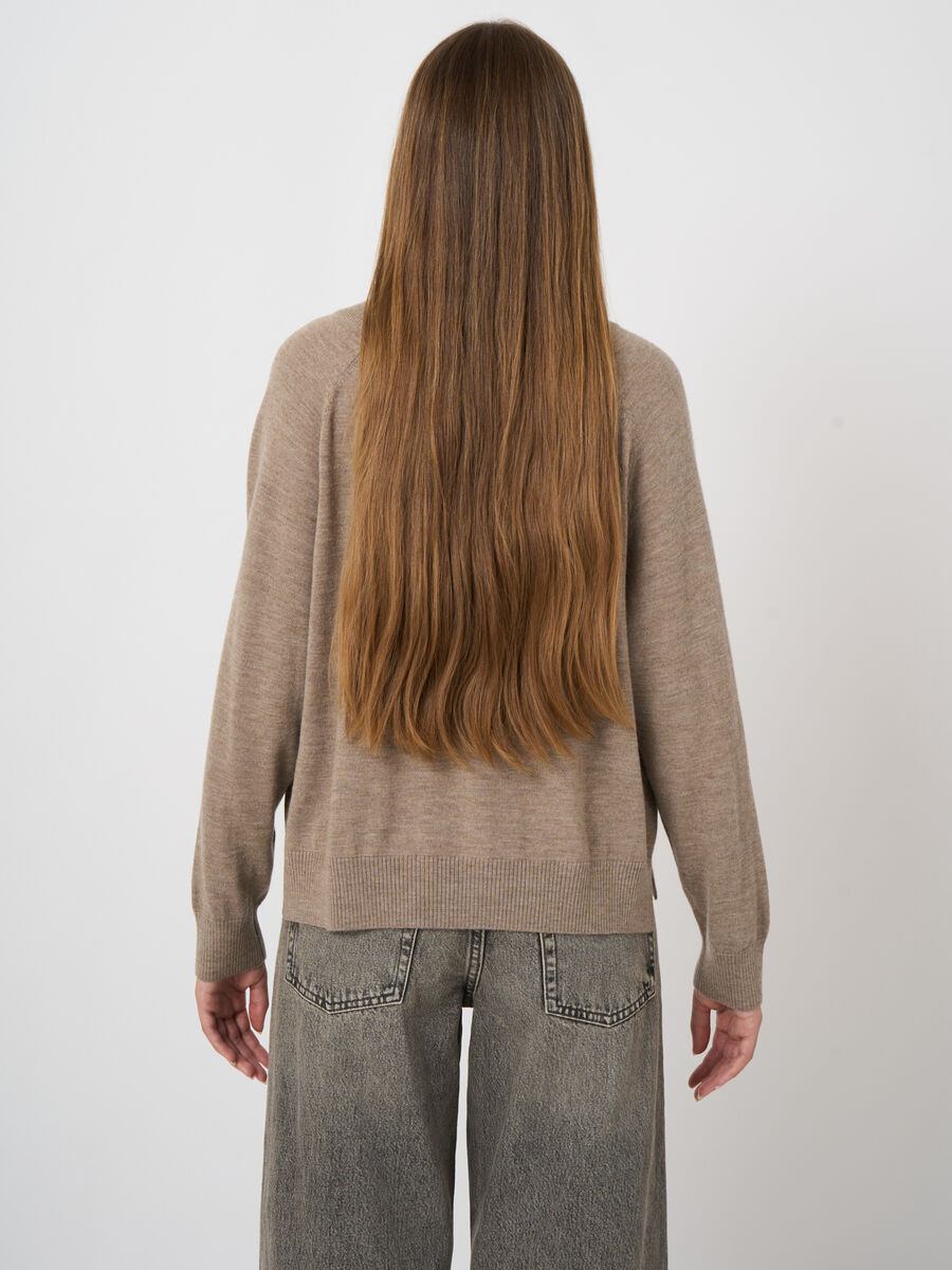 Merinowollpullover mit breitem geripptem V-Ausschnitt image number 3