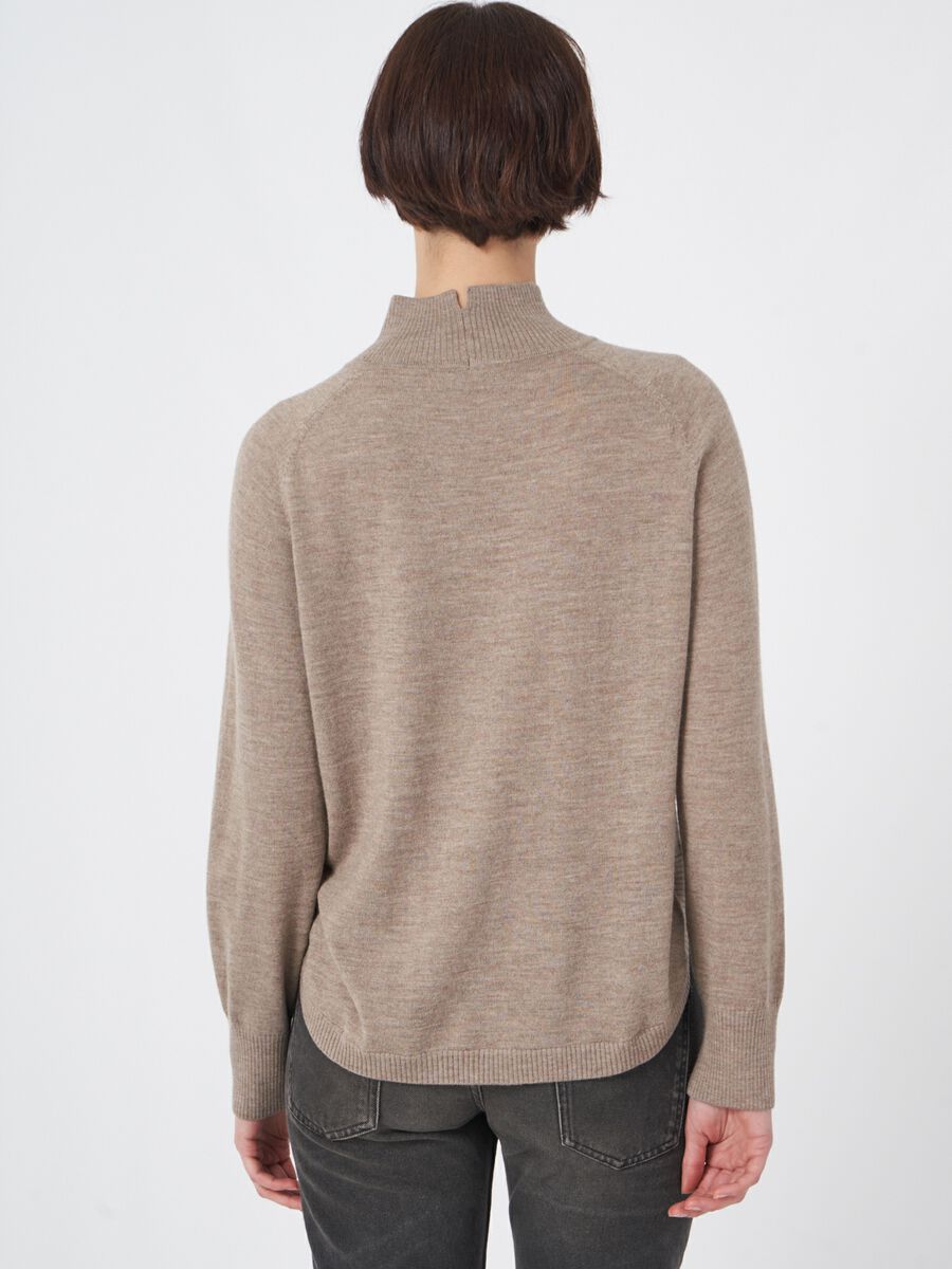 Pull en laine mérinos avec large col montant côtelé image number 4