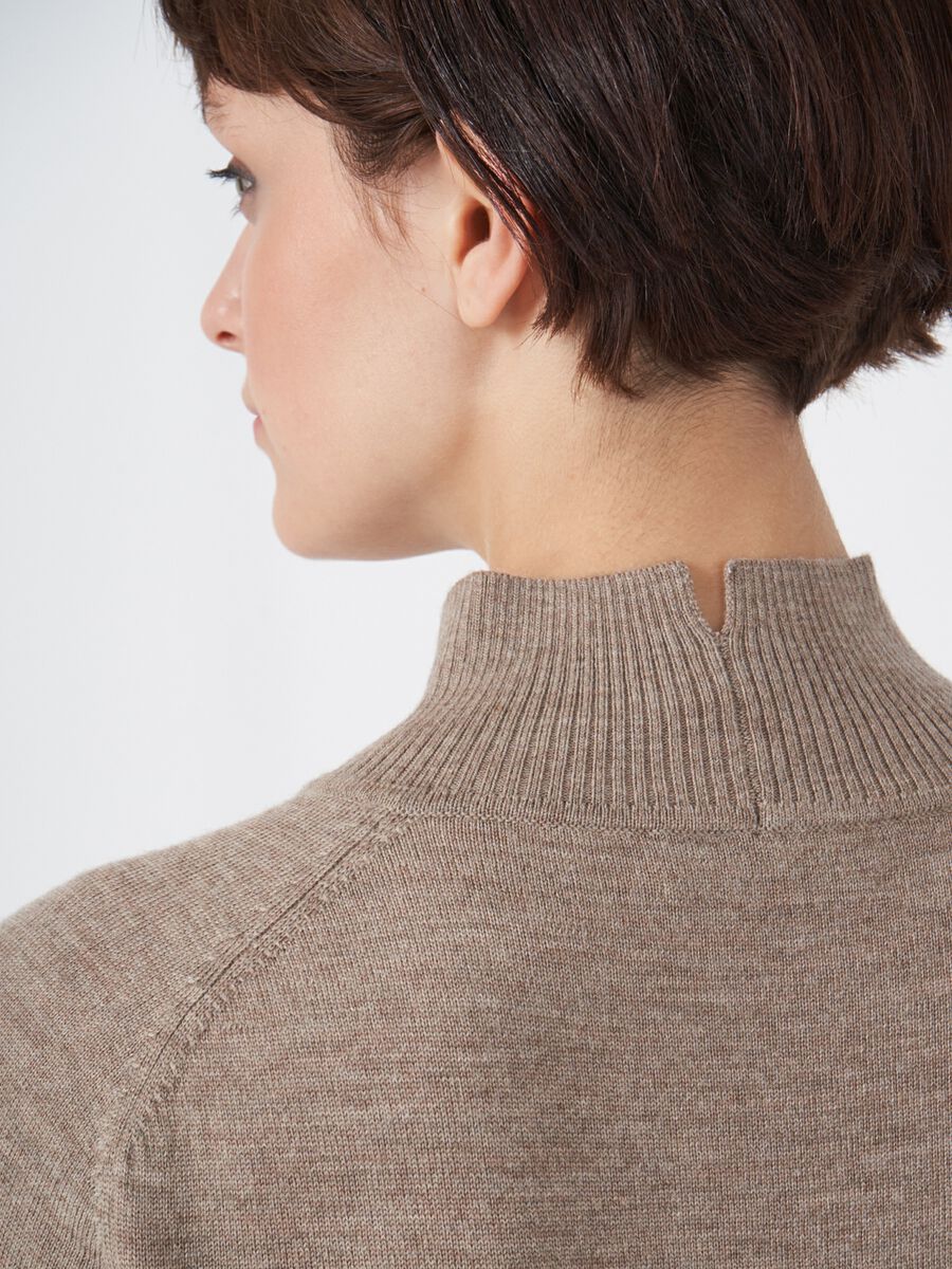 Pull en laine mérinos avec large col montant côtelé image number 3