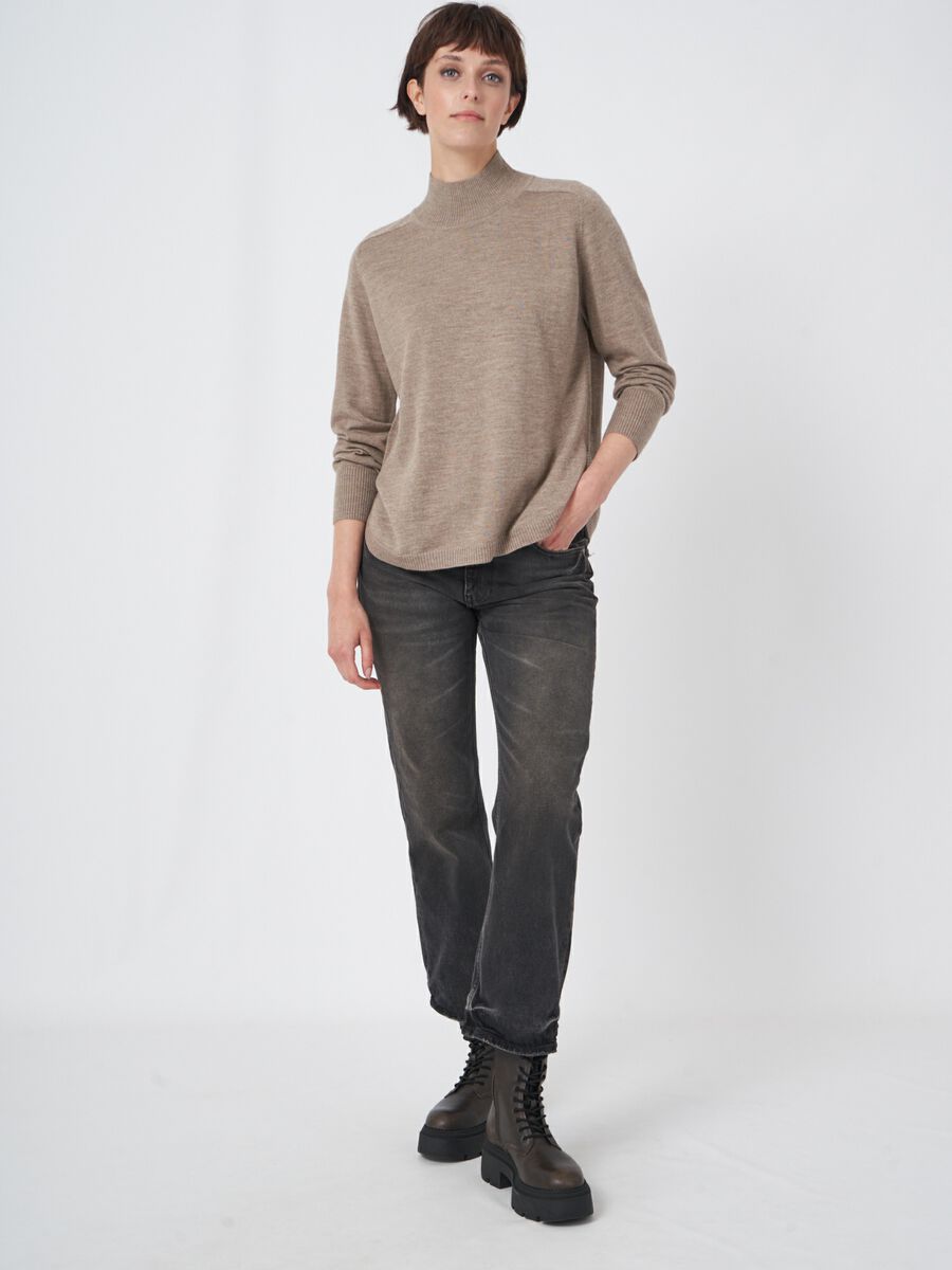 Pull en laine mérinos avec large col montant côtelé image number 5
