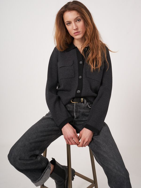 Zweifarbiger Merinowoll-Strickjacke mit Polo-Hals und Brusttaschen image number 3