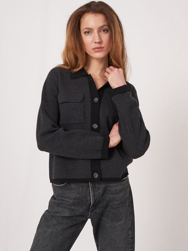 Zweifarbiger Merinowoll-Strickjacke mit Polo-Hals und Brusttaschen image number 1