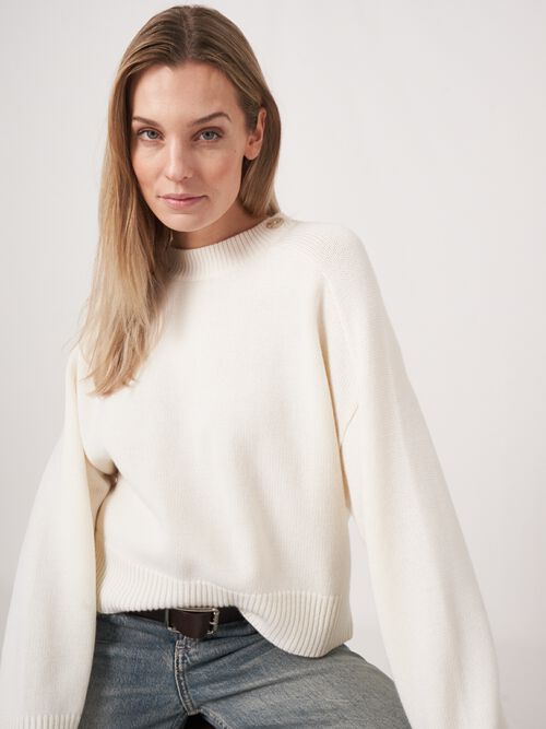 Rundhalspullover mit Knopfdetail aus Merinowolle