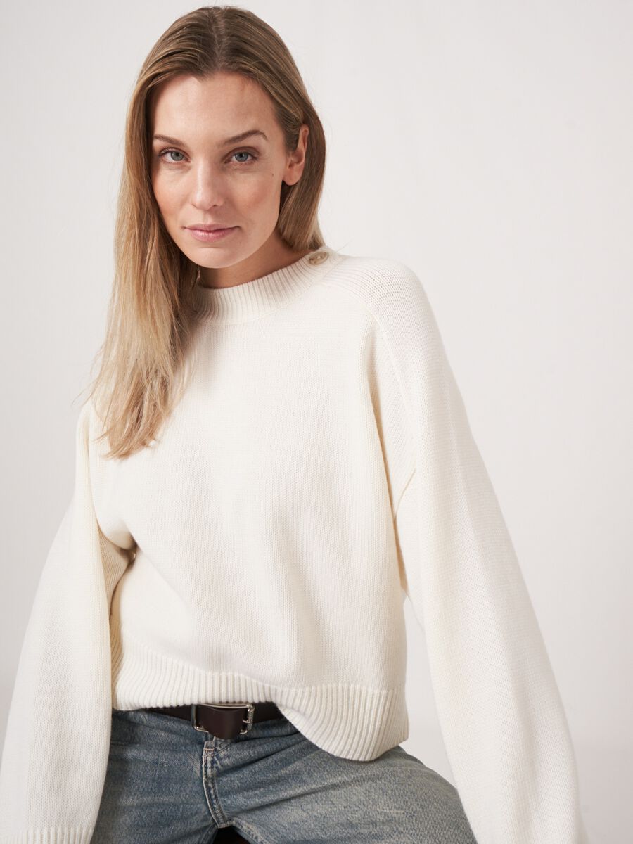 Merino wollen trui met ronde hals en knoopdetail image number 1